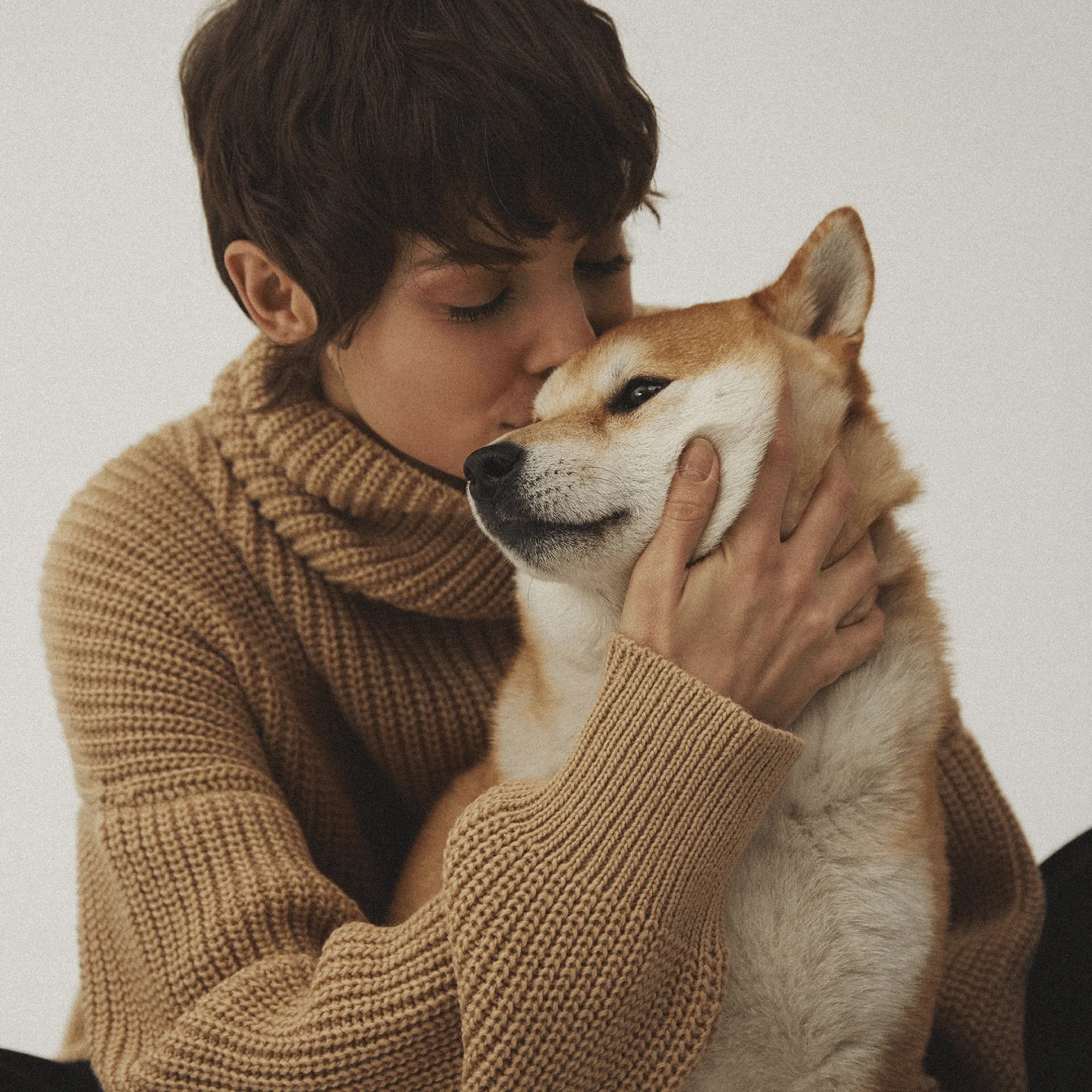 Perro y su dueña, un abrazo en casa