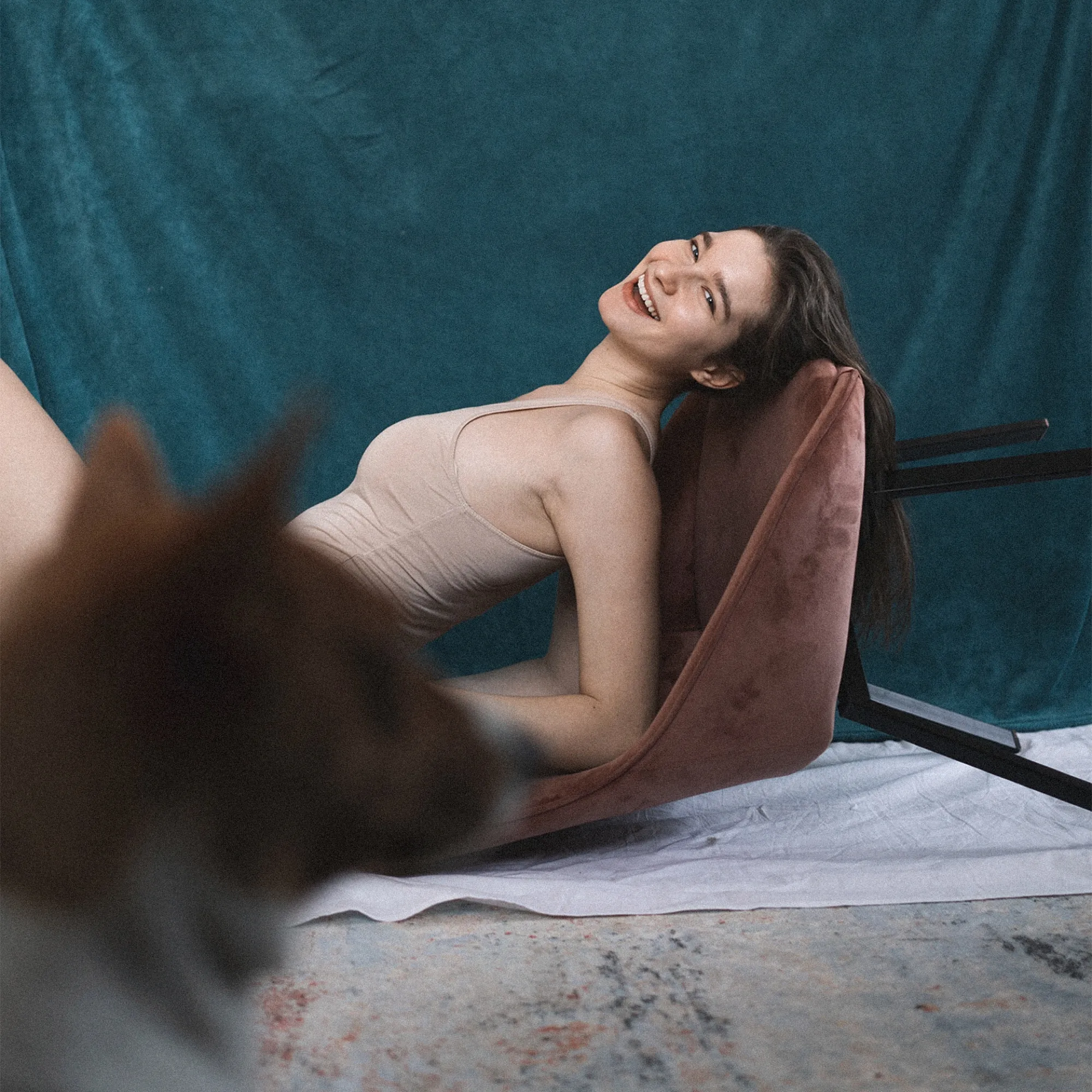 Mujer y su perro en casa, luz natural